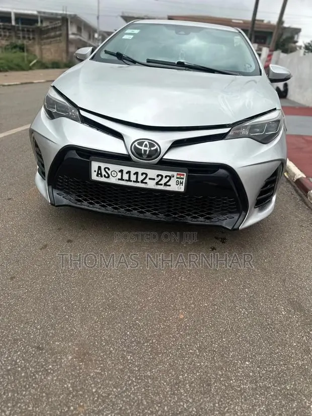 Toyota Corolla XLE 4dr Sedan (1.8L 4cyl CVT) 2017 Silver · Photo 1