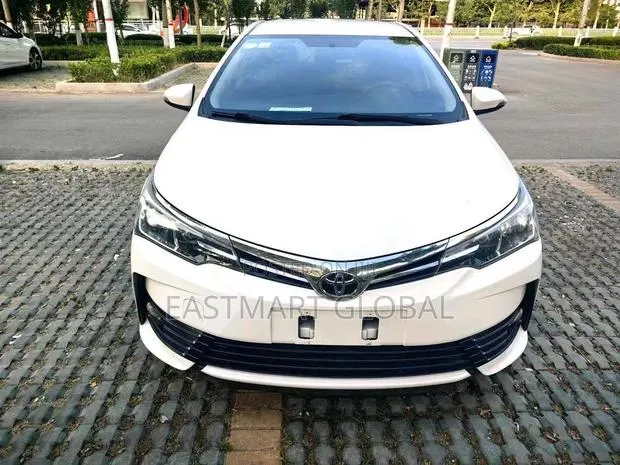 Toyota Corolla 2018 White · Photo 1
