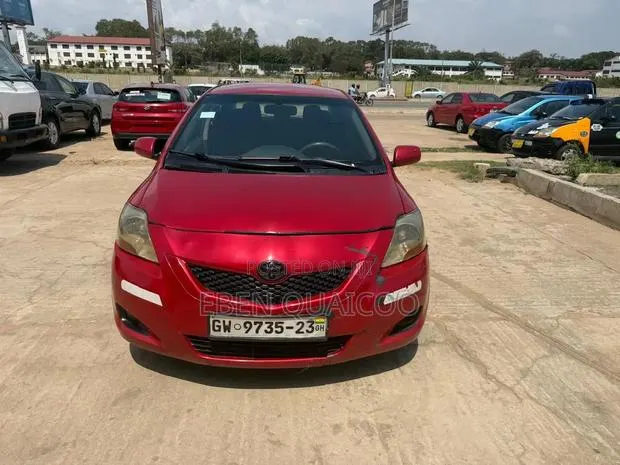 Toyota Yaris 2012 Burgundy · Photo 1