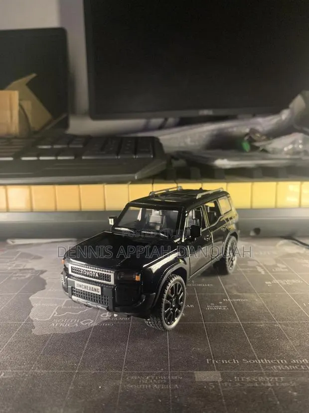 Toyota Land Cruiser Diecast Model · Photo 1