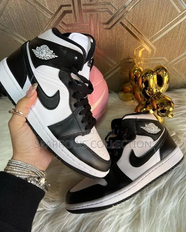 Nike Air Jordan 1 Black and White · Photo 1