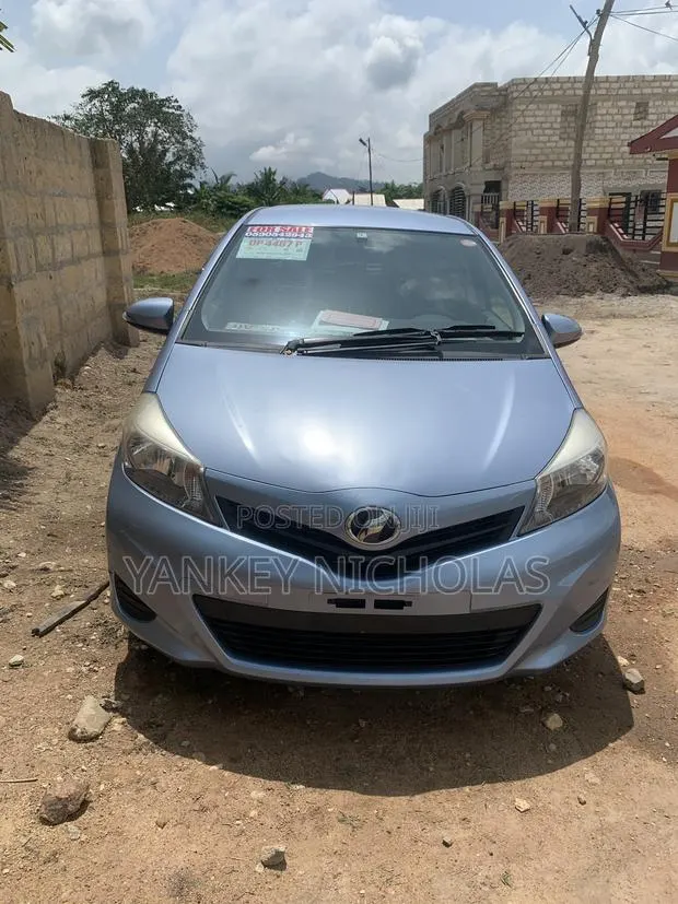 Toyota Vitz 1.3 AWD 5dr 2014 Blue · Photo 1