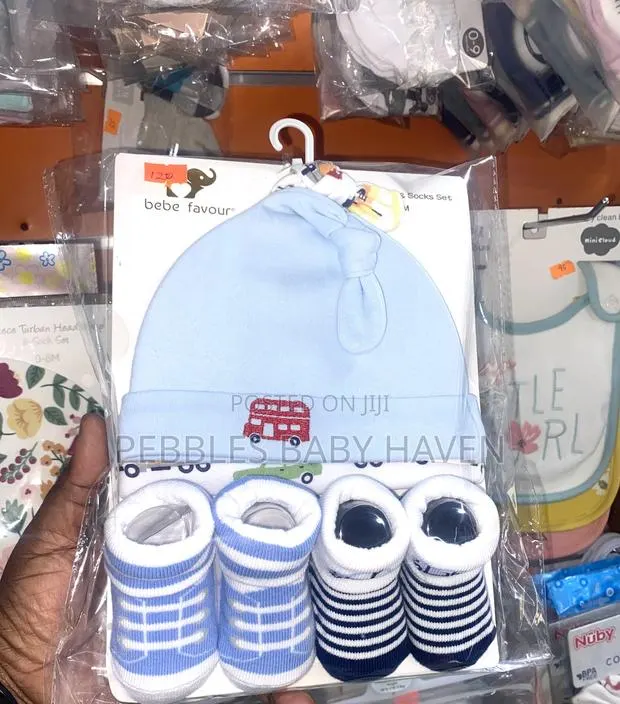 Hudson Baby Hats and Shoe Socks Set · Photo 1