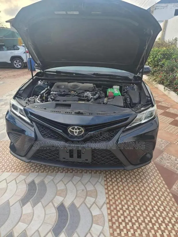 Toyota Camry SE FWD (2.5L 4cyl 8AM) 2018 Black · Photo 1