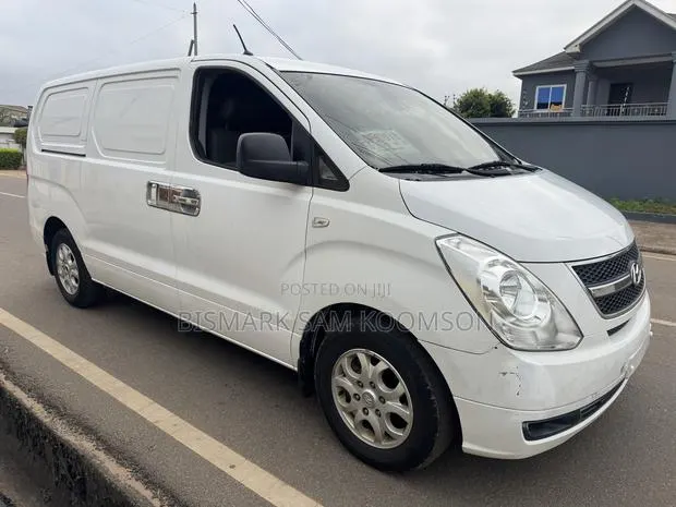 Hyundai Starex 2012 White · Photo 1