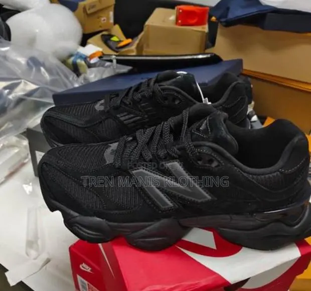 New Balance 9060 All Black · Photo 1