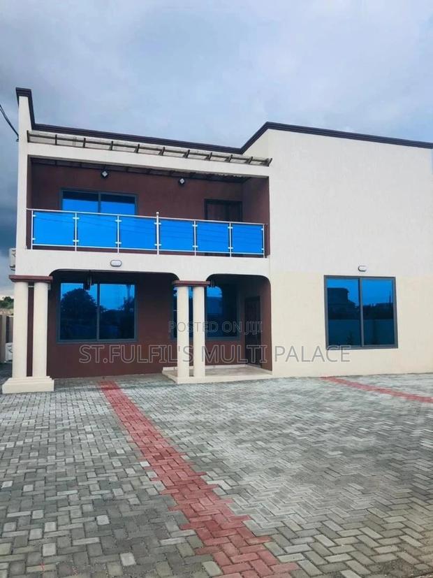 5bdrm House in Adenta for Sale · Photo 2