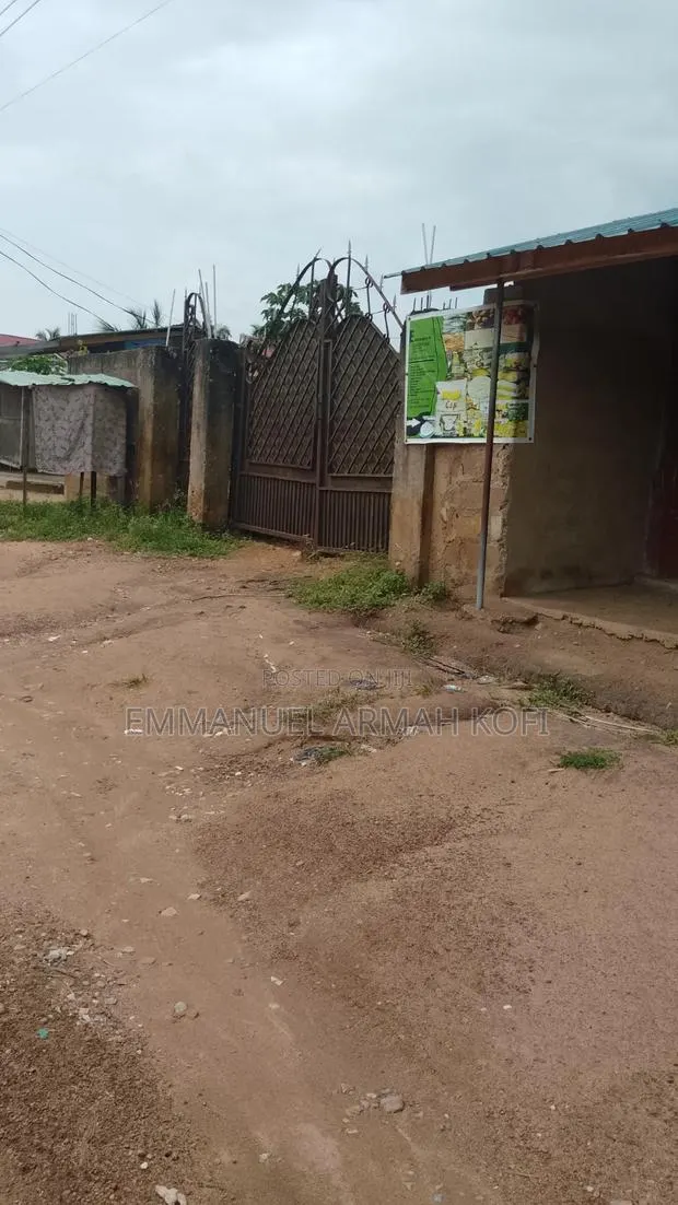 4-Bedroom Uncompleted House for Sale – Great Location & Spacious Plot · Photo 1