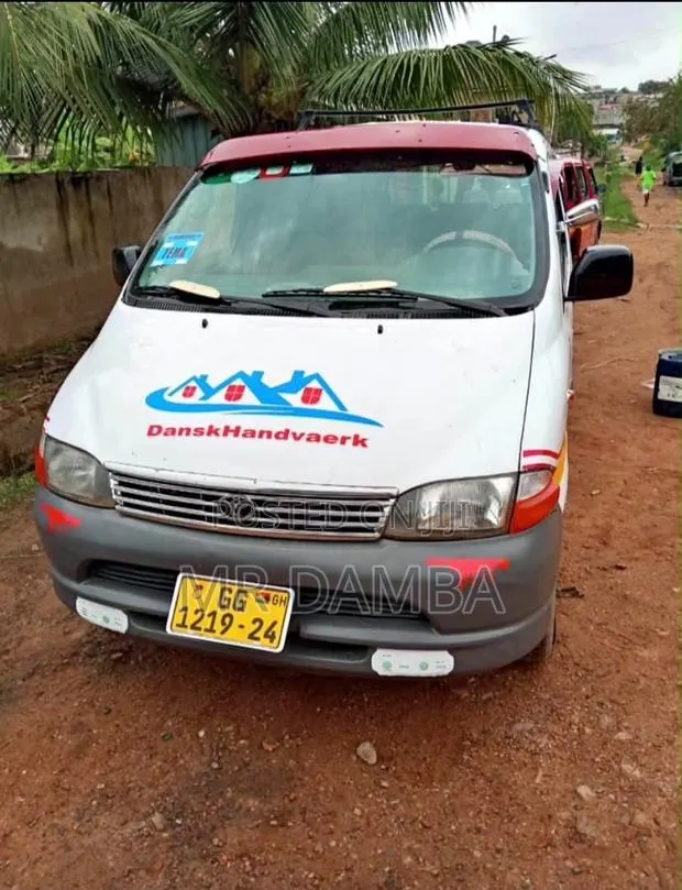 Toyota HiAce 2010 White · Photo 1