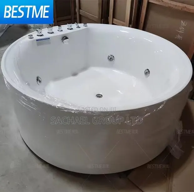 Round Corner Jacuzzi · Photo 1
