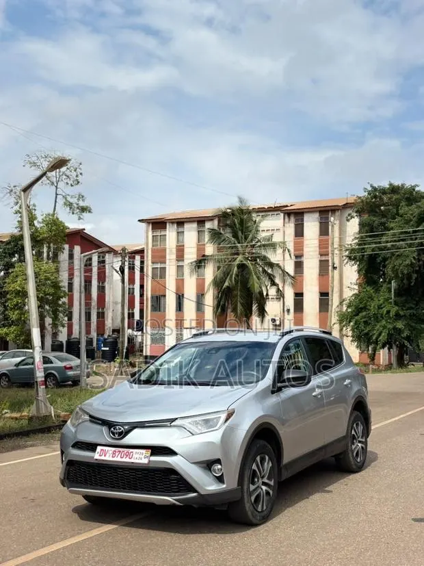 Toyota RAV4 LE 4dr SUV AWD (2.5L 4cyl 6A) 2018 Gray · Photo 1