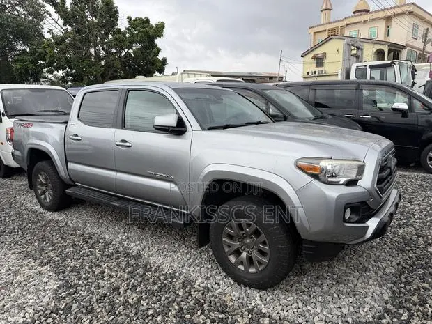 Toyota Tacoma SR 2018 Gray · Photo 1