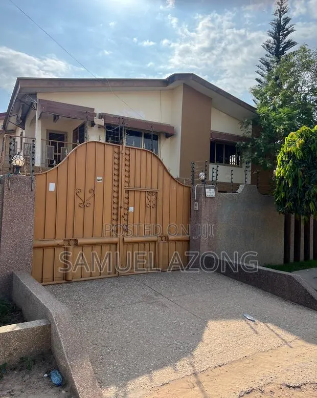 8bdrm House in Dansoman Estate, Round About for sale · Photo 1