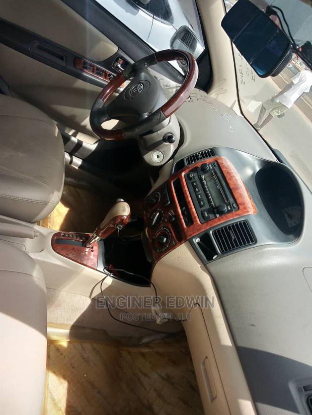 Toyota Yaris Base Sedan 4dr 2010 Silver · Photo 2