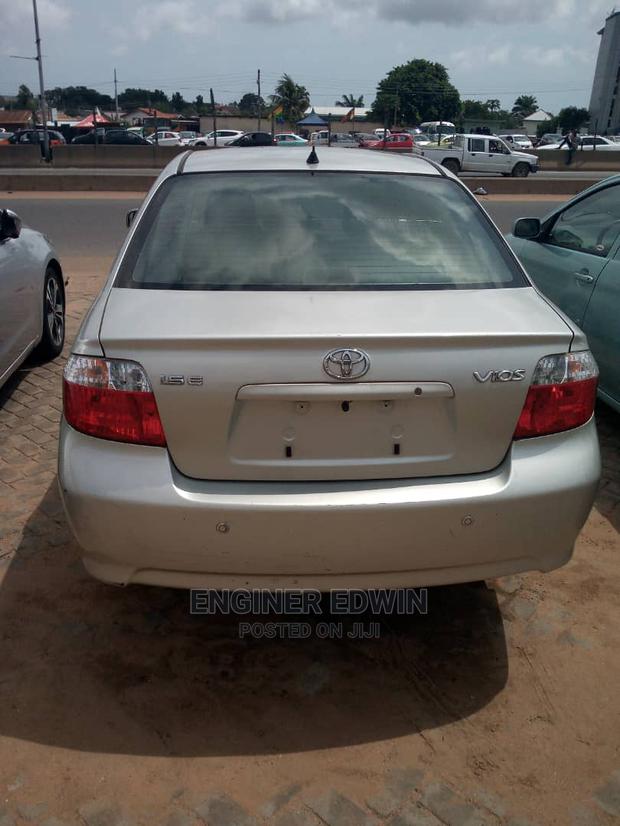 Toyota Yaris Base Sedan 4dr 2010 Silver · Photo 3
