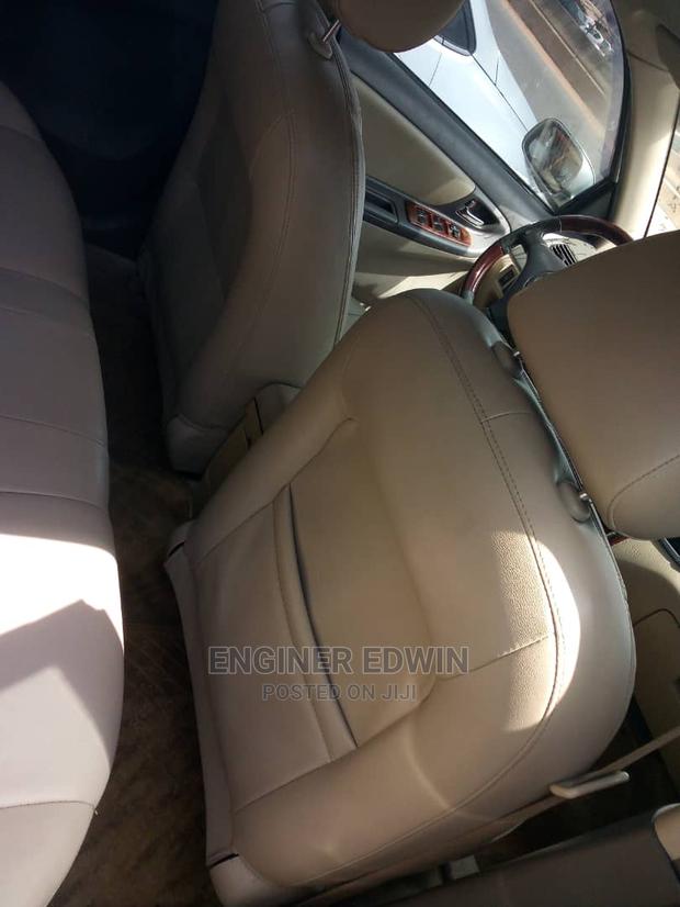 Toyota Yaris Base Sedan 4dr 2010 Silver · Photo 4