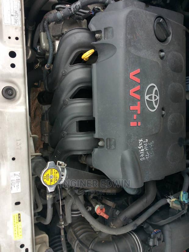 Toyota Yaris Base Sedan 4dr 2010 Silver · Photo 5