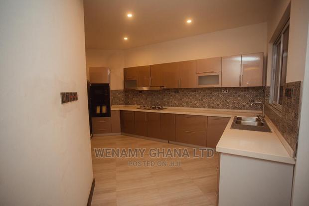 Furnished 5bdrm House in Community 25, Tema Metropolitan for Sale · Photo 6
