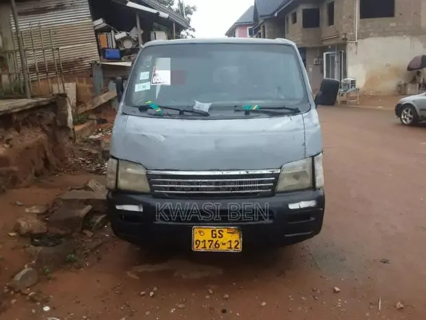 Nissan Caravan (Urvan) 2003 Grey · Photo 1