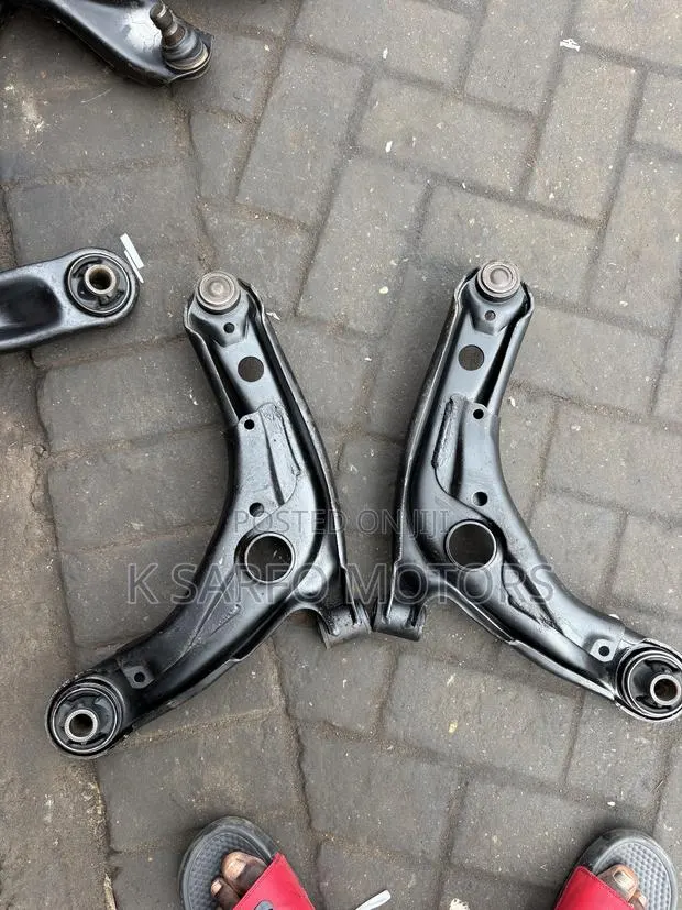 Yaris,Vitz 2008,09,10,11,12,13 Lower Arm · Photo 1