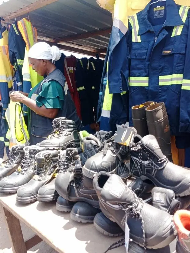 Working Gears and Safety Boot and Reflector · Photo 1