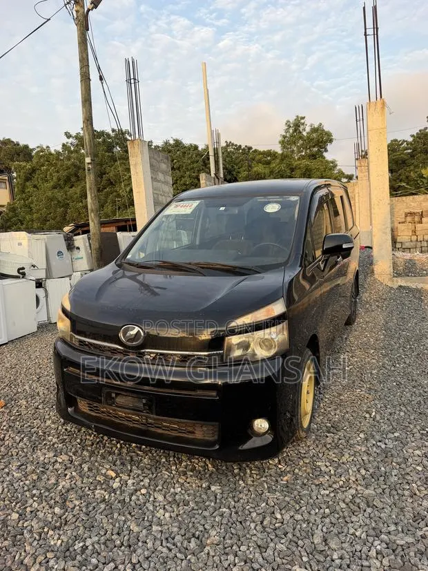 Toyota Voxy 2012 Black · Photo 1