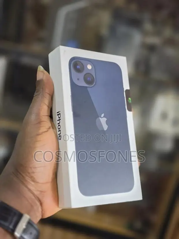 New Apple iPhone 13 128 GB Blue · Photo 1