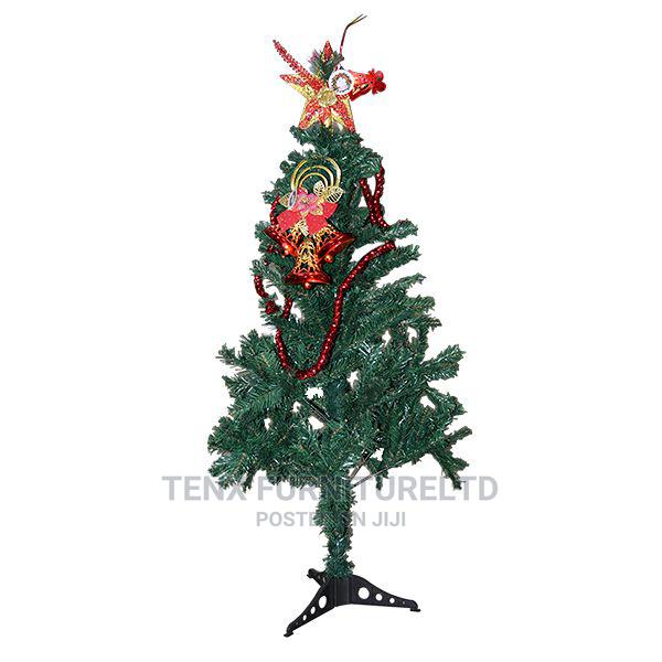 Christmas Tree With Plastic Stand · Photo 1