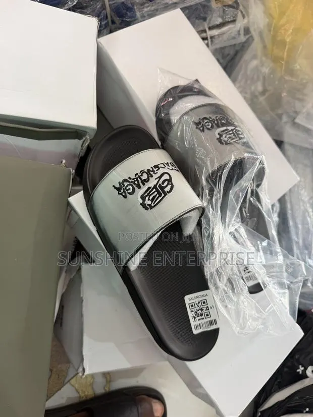 Slippers in Box · Photo 1