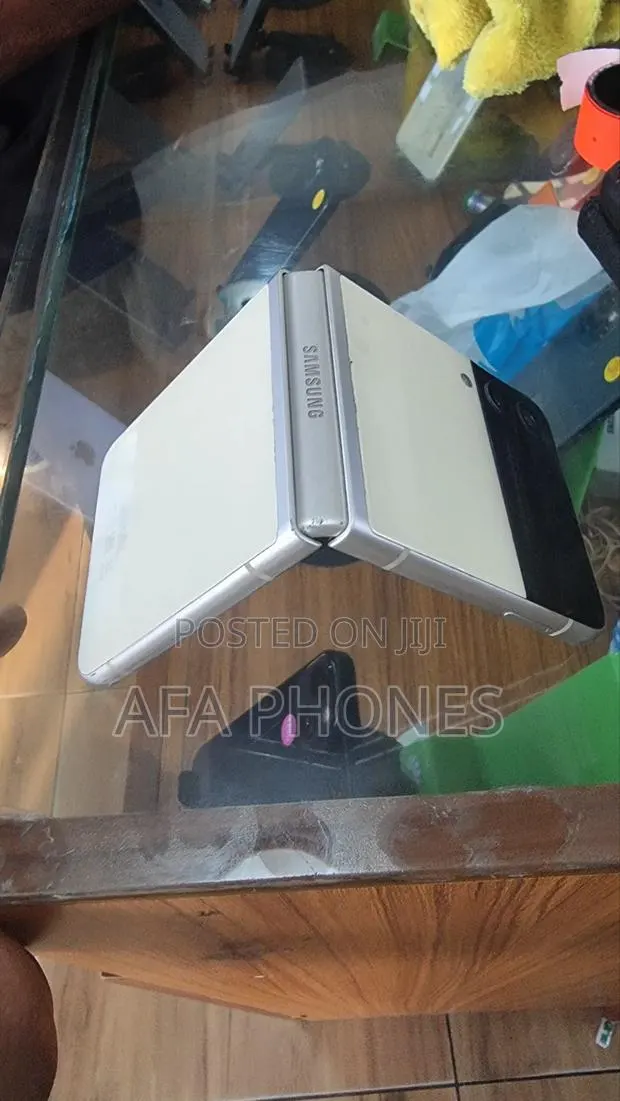 Samsung Galaxy Z Flip 3 256 GB Gold · Photo 1