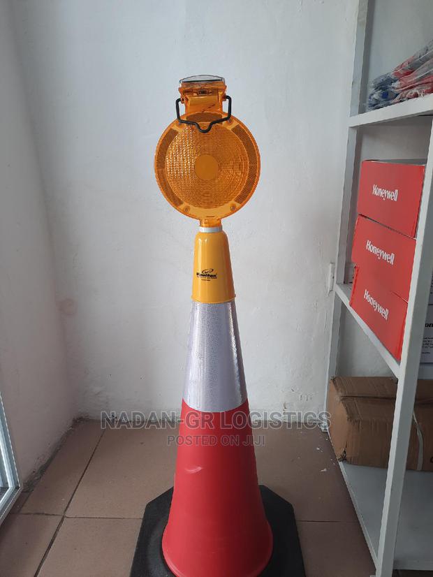 High Visibility LED Solar Flashing Light · Photo 1