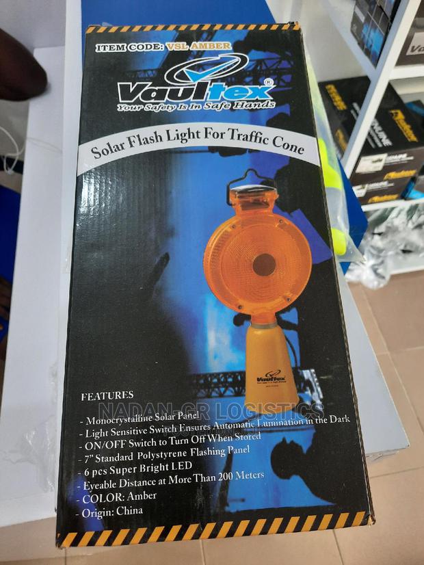 High Visibility LED Solar Flashing Light · Photo 2