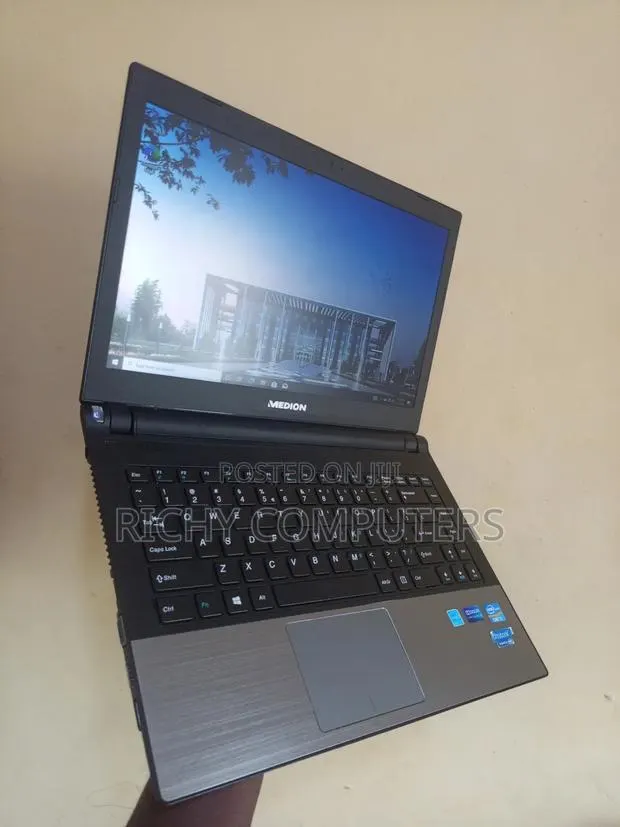 Laptop Medion 4GB Intel Core I3 HDD+SSD 320GB · Photo 1