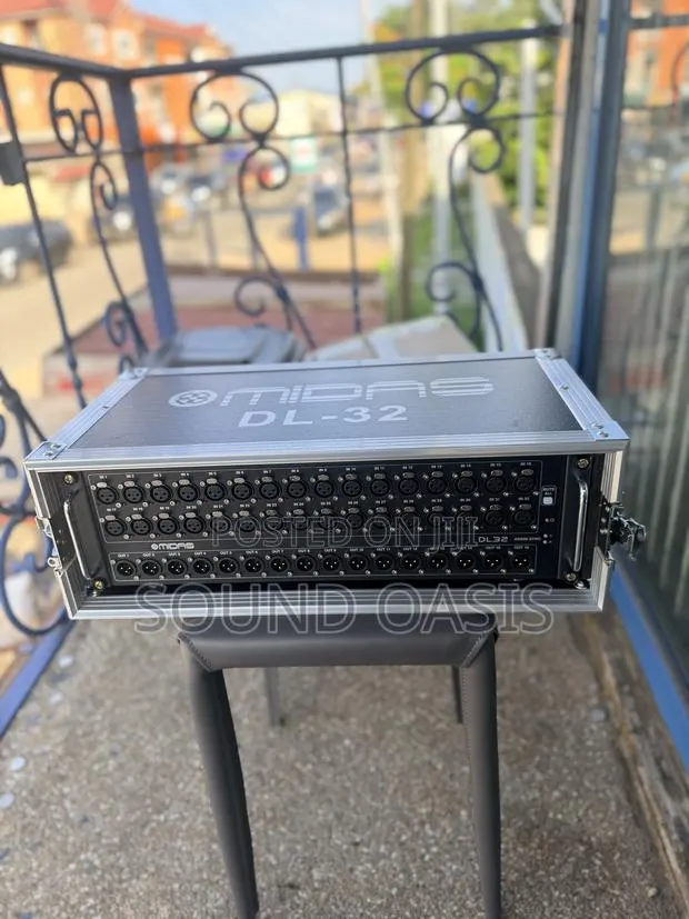 Midas Dl32 32-Input/16-Output Stage Box Plus a Protective Flight Case · Photo 1