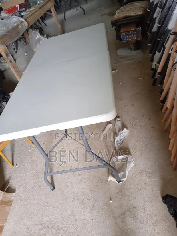 Plastic Folding Table · Photo 2
