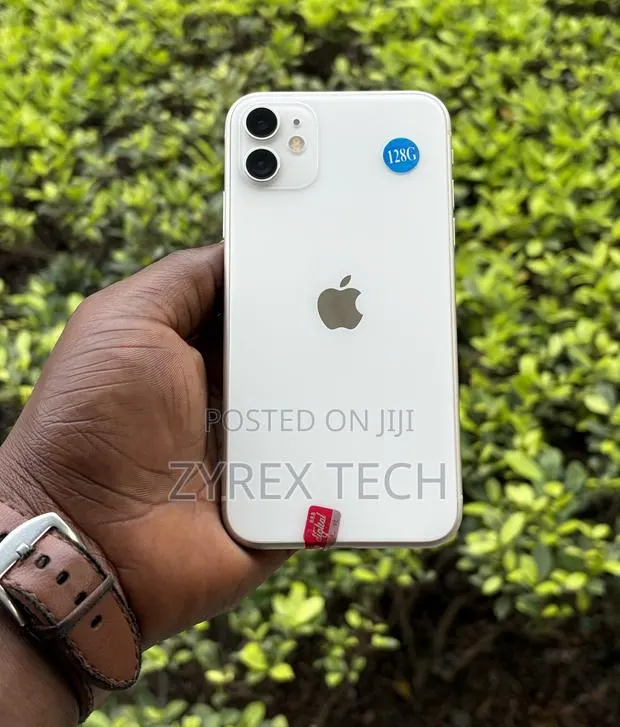 Apple iPhone 11 128 GB White · Photo 1
