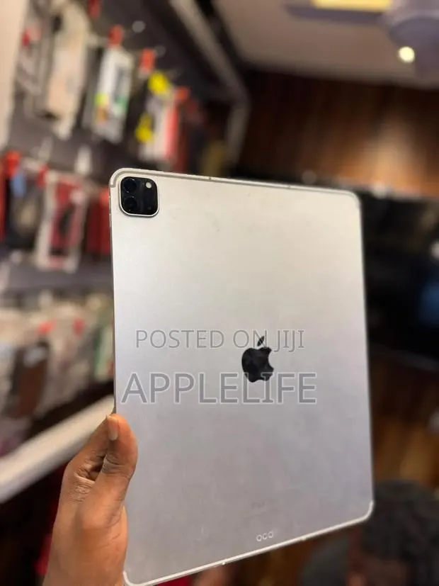 Apple iPad Pro 12.9 (2022) 256 GB Silver · Photo 1