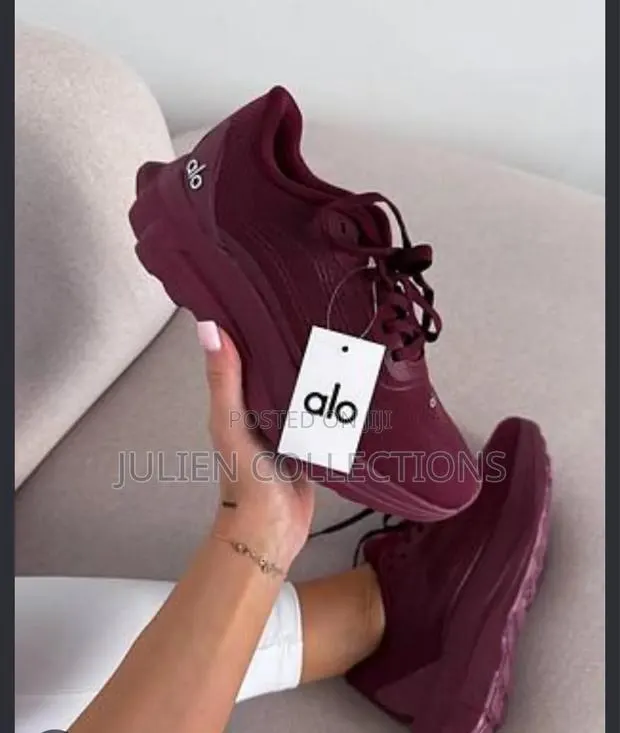 Alo Yoga Runner Wine · Photo 1