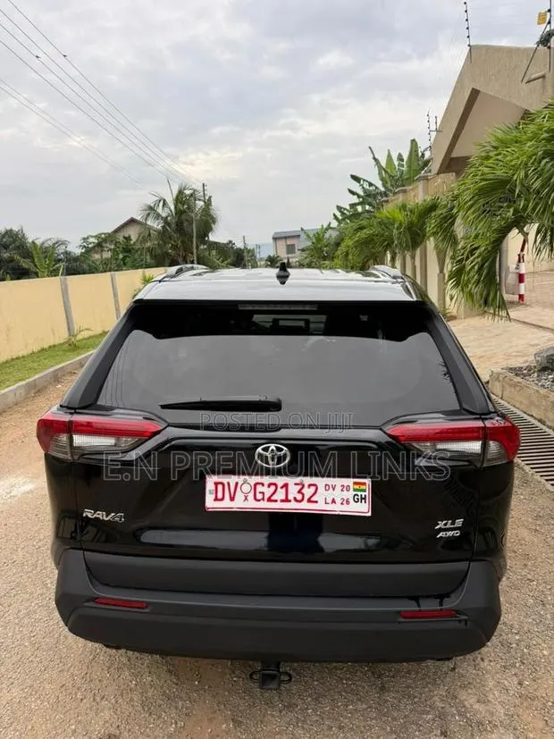 Toyota RAV4 XLE Premium AWD 2023 Black · Photo 1