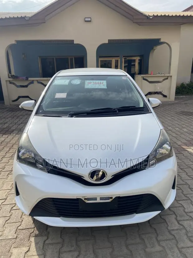 Toyota Vitz 1.0 FWD 5dr 2015 White · Photo 1