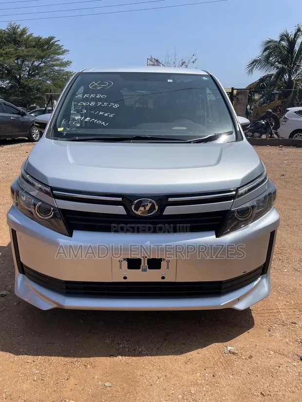 Toyota Voxy X 2WD 8-Seater 2014 Silver · Photo 1