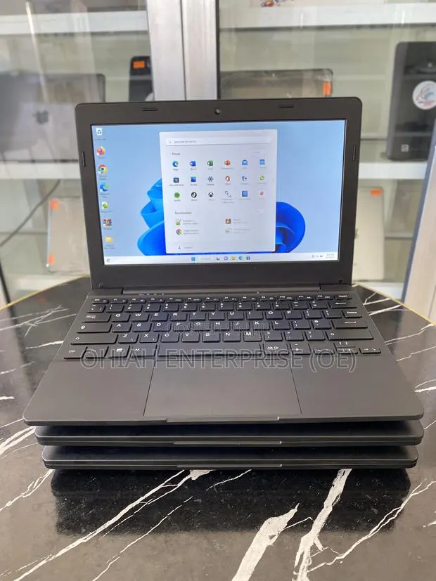 Laptop Toshiba Dynabook t552 4GB Intel Celeron SSD 60GB · Photo 1