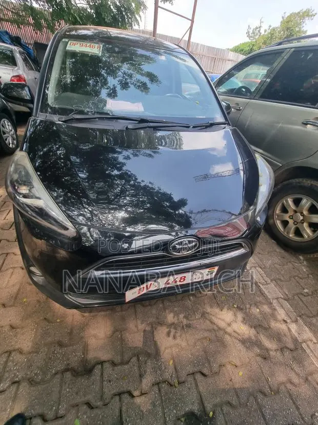 Toyota Sienta 1.5 FWD (6-seater) 2015 Matt Black · Photo 1