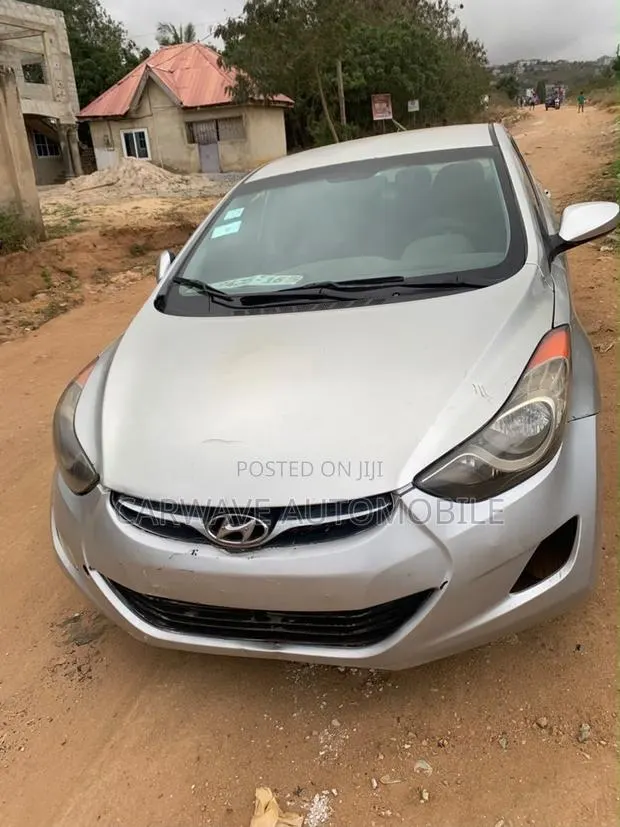 Hyundai Elantra Limited Sedan FWD (1.8L 4cyl 6A) 2013 Silver · Photo 1