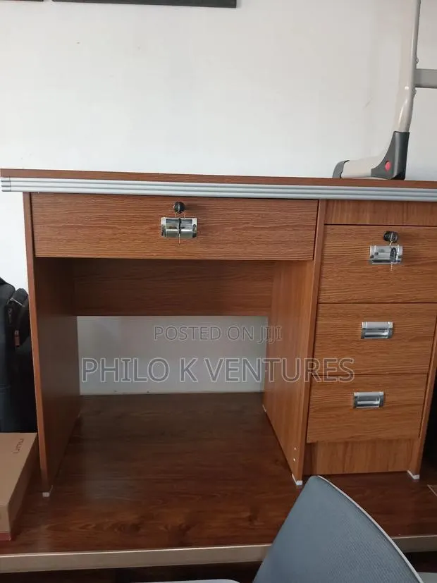 Corporate Desk · Photo 1