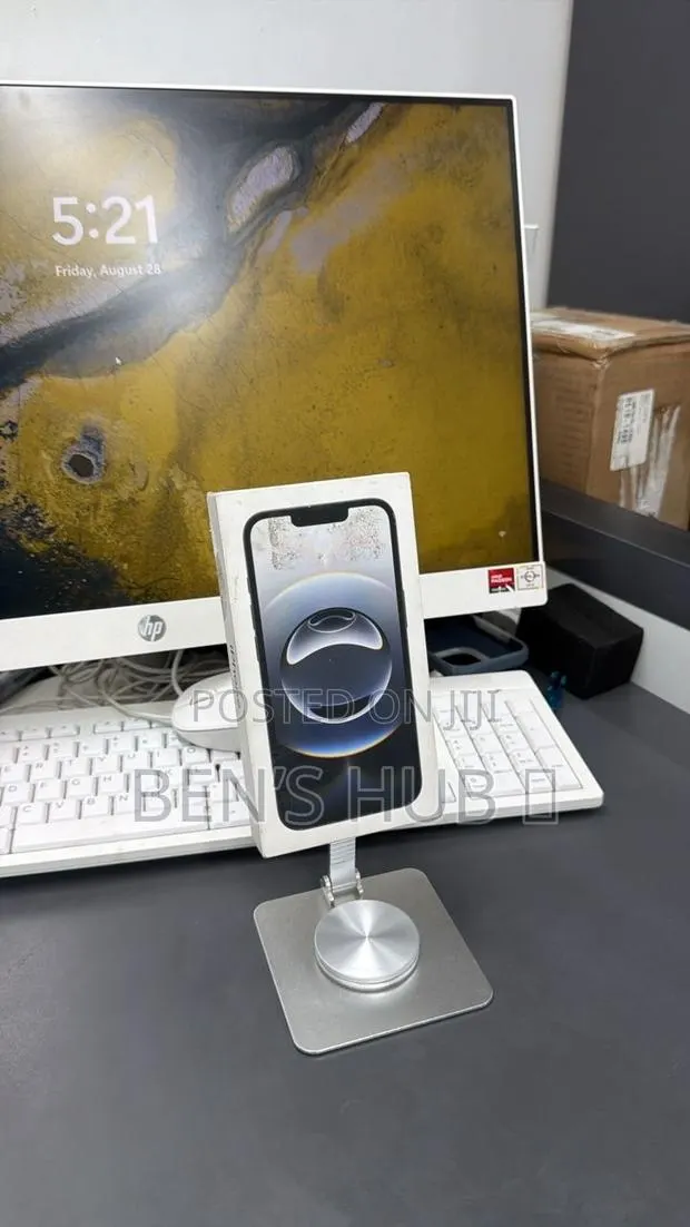 New Apple iPhone 16e 128 GB Black · Photo 1