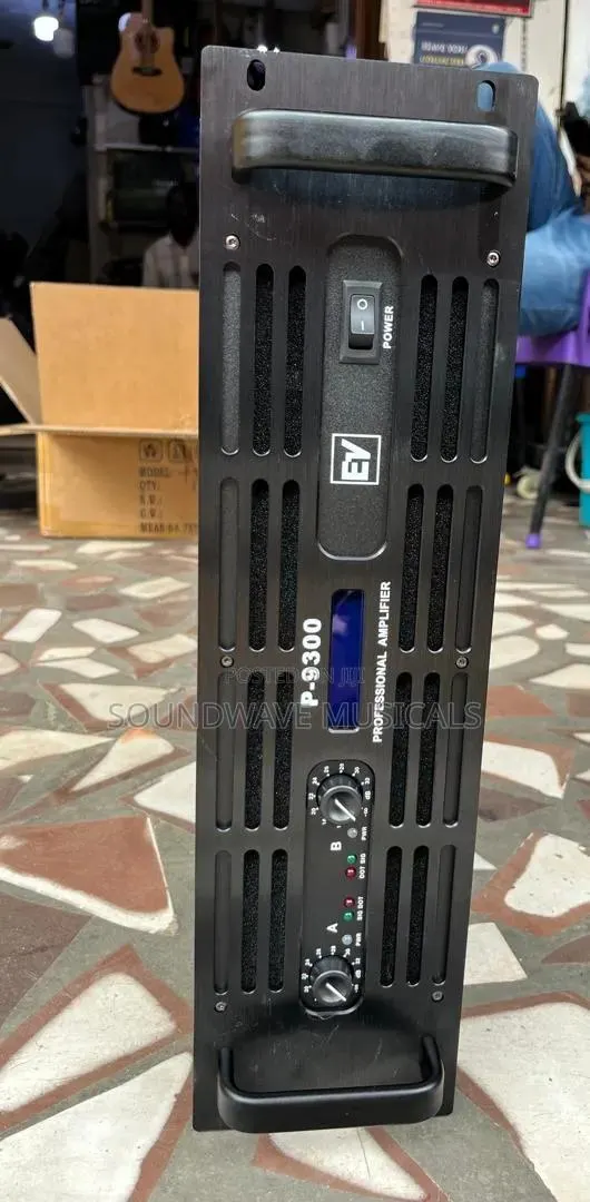 E v P-7300 Professional Amplifier for Mid · Photo 1