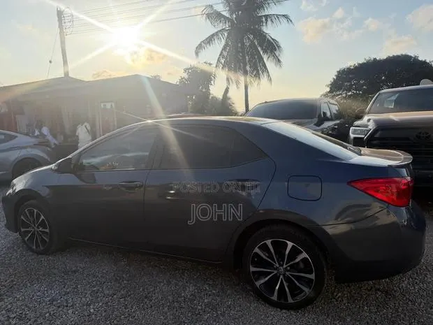 Toyota Corolla SE 4dr Sedan (1.8L 4cyl CVT) 2017 Gray · Photo 1