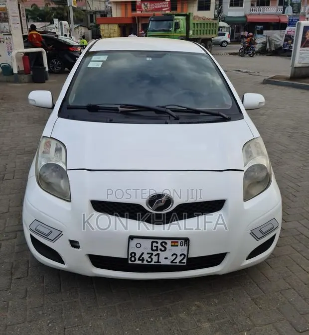 Toyota Vitz 1.5 FWD 3dr 2009 White · Photo 1