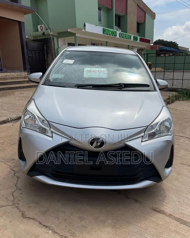 Toyota Vitz 1.3 AWD 3dr 2017 Silver · Photo 1